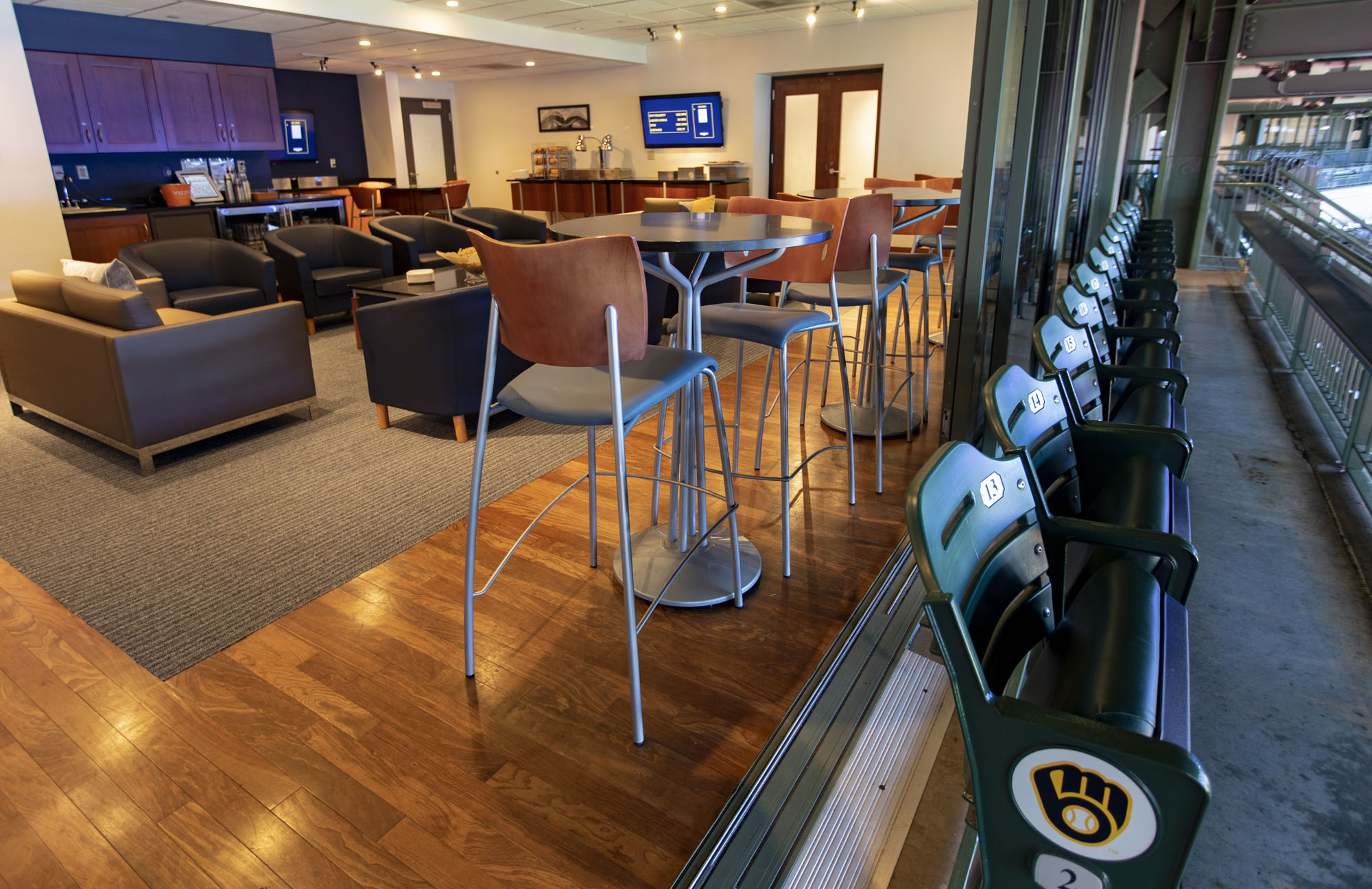 Suite interior + balcony seating